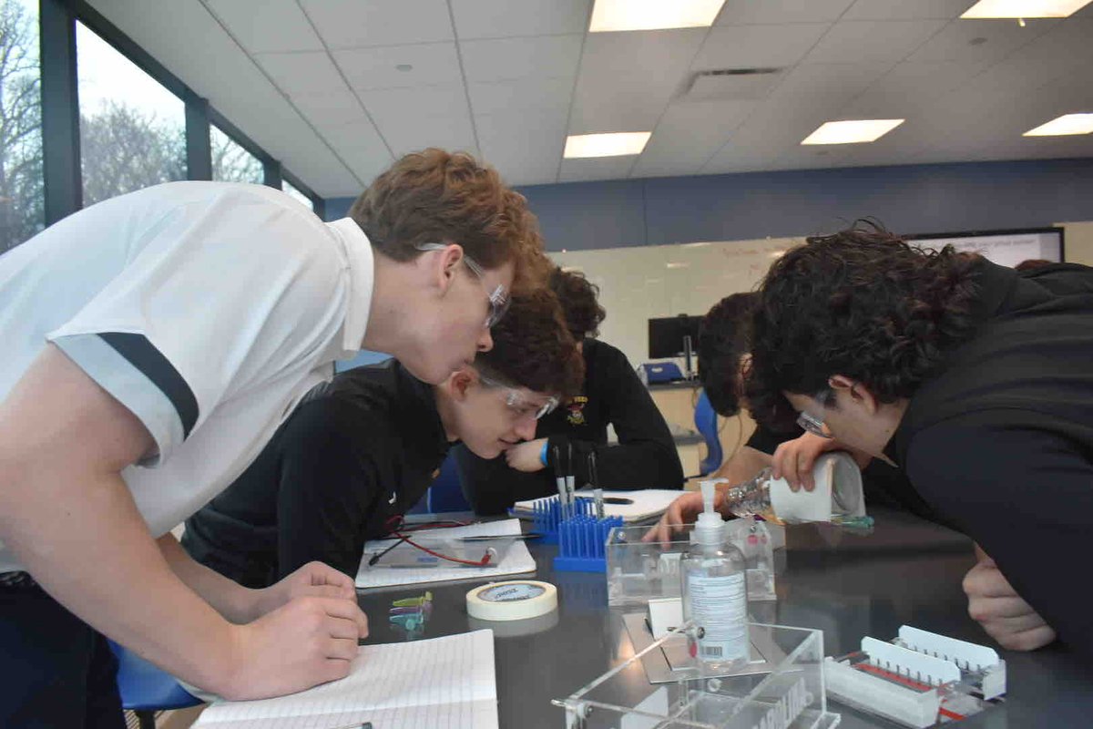 IonaPrep's tweet photo. Our AP Biology, Honors Anatomy & Physiology, and #ScienceResearchProgram scholars are here at the Cold Spring Harbor Laboratory DNA Learning Center today, first attempting a restriction analysis, and later performing bacterial transformation. #Education4HigherExpectations https://t.co/vQRPIeC7ur