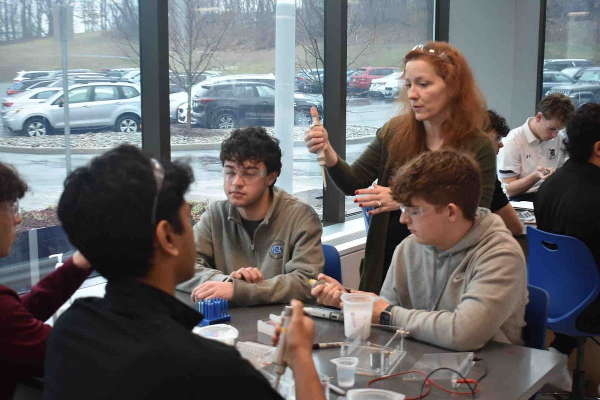 IonaPrep's tweet photo. Our AP Biology, Honors Anatomy & Physiology, and #ScienceResearchProgram scholars are here at the Cold Spring Harbor Laboratory DNA Learning Center today, first attempting a restriction analysis, and later performing bacterial transformation. #Education4HigherExpectations https://t.co/vQRPIeC7ur