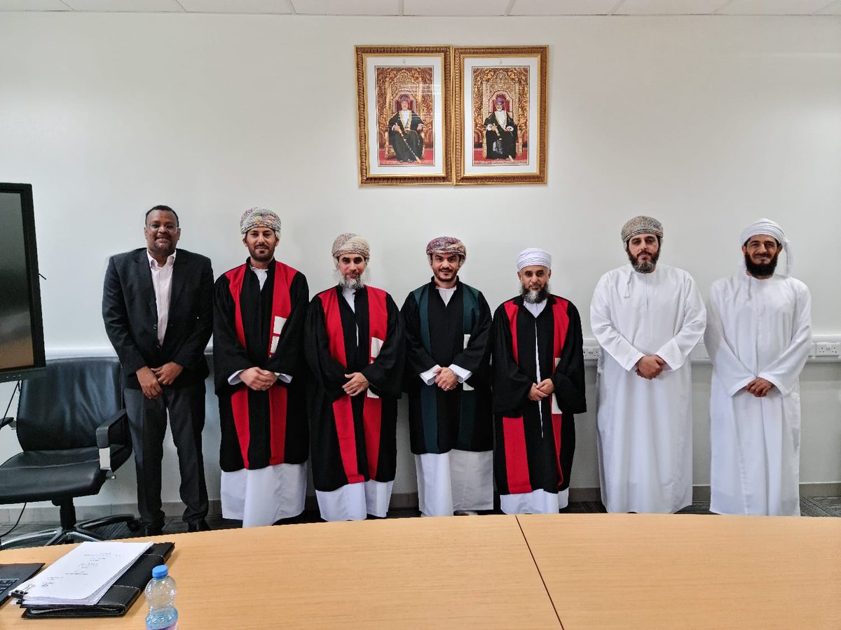 تم صباح اليوم مناقشة أول رسالة ماجستير بـ #كلية_الحقوق تخصص القانون المدني بعنوان: حجية التوقيع الالكتروني في الاثبات "دراسة مقارنة" للباحث عبد الله بن سعيد السنيدي.
وتألفت لجنة المناقشة من:
د. حمد السعدي، مشرفاً ورئيساً
د. هلال الراشدي، مناقش داخلي
د. سيف المعمري مناقش خارجي