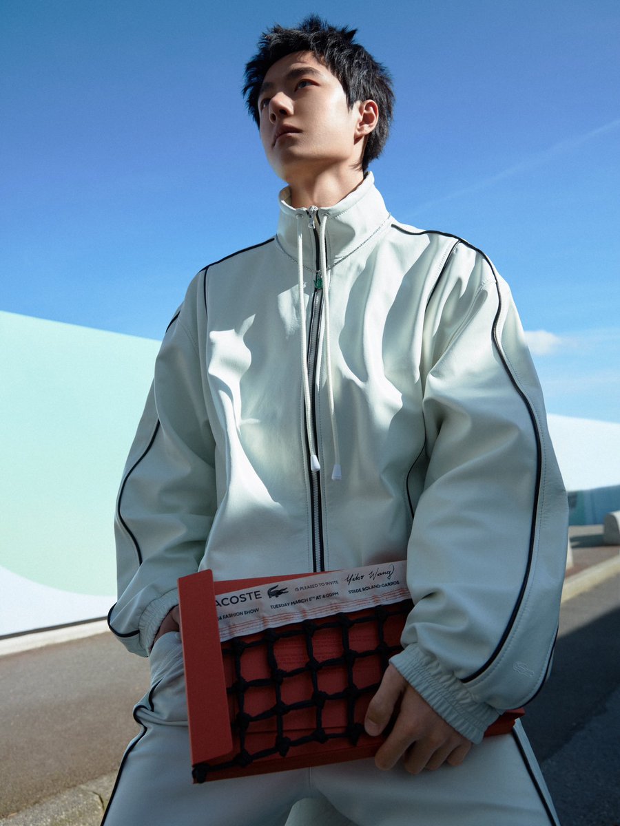 【#王一博 LACOSTE品牌全球代言人】

   王一博出席「2024秋冬巴黎时装秀」，煦色韶光，洒脱随性，经典传奇，再续新章！
#wangyibo #Lacoste #2024秋冬巴黎时装周 
#乐华娱乐