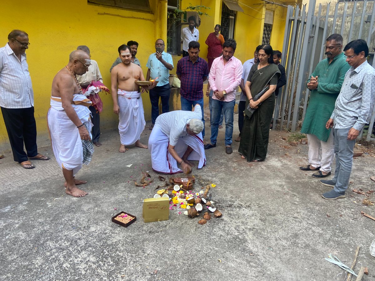 Bhoomi Pujan of development work for enhancement of sewer lines and compound passage at Plot No. 387, Srinivas Building (Sri Sankara Mattham), Shradhanand Road, Matunga - East.

Our esteemed residents of Srinivas Building graced the occasion.

#Ward177 #Matunga