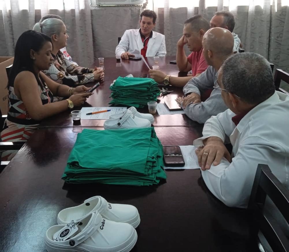 Una donación de 74 sábanas, 371 paños quirúrgicos, y 150 pares de zapatos 'crocks' para personal médico, fue hecha por la Mipyme M&amp;L Soluciones, de Pinar del Río, a través de los #CDRCuba, al hospital 'Abel Santamaría' de esa provincia. #Cuba #GenteQueSuma
#CubaEsSolidaridad