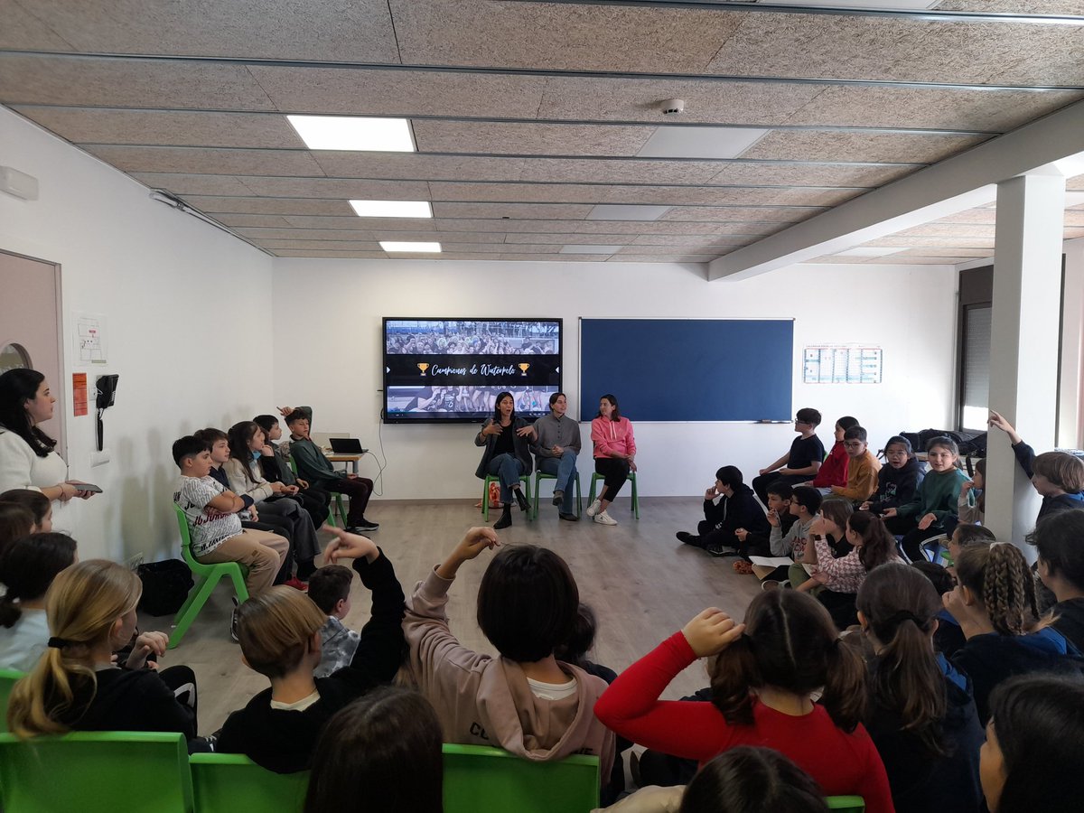 encarniMdc's tweet photo. Mati, Bea i Laura  un luxe gaudir dels vostres testimonis. Quin missatge més gran... L'esport t'ofereix moltes coses boniques: amistats, reptes, aprenentatges. Gràcies Héctor per la teva presentació tan xula #esportfemení
@escolamdcprat #campioneswaperpolo https://t.co/vZGa2RswpD