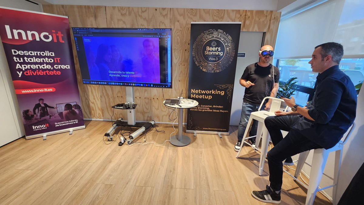 Hemos tenido las #AppleVisionPro en nuestras oficinas <a href="/AticcoWorkspace/">Aticco</a> #Madrid 😮. <a href="/Edgar_Martin_B/">Edgar Martin B.</a> y <a href="/EduHerranz/">Edu Herranz</a>, de <a href="/SpatialVoyagers/">Spatial Voyagers // Spatial Computing Agency</a>, nos mantuvieron bien atentos durante toda la tarde.

🎬 “Nuevos horizontes: Apple Vision Pro” 👉 lnkd.in/dyzAweJM

 #SpatialComputing