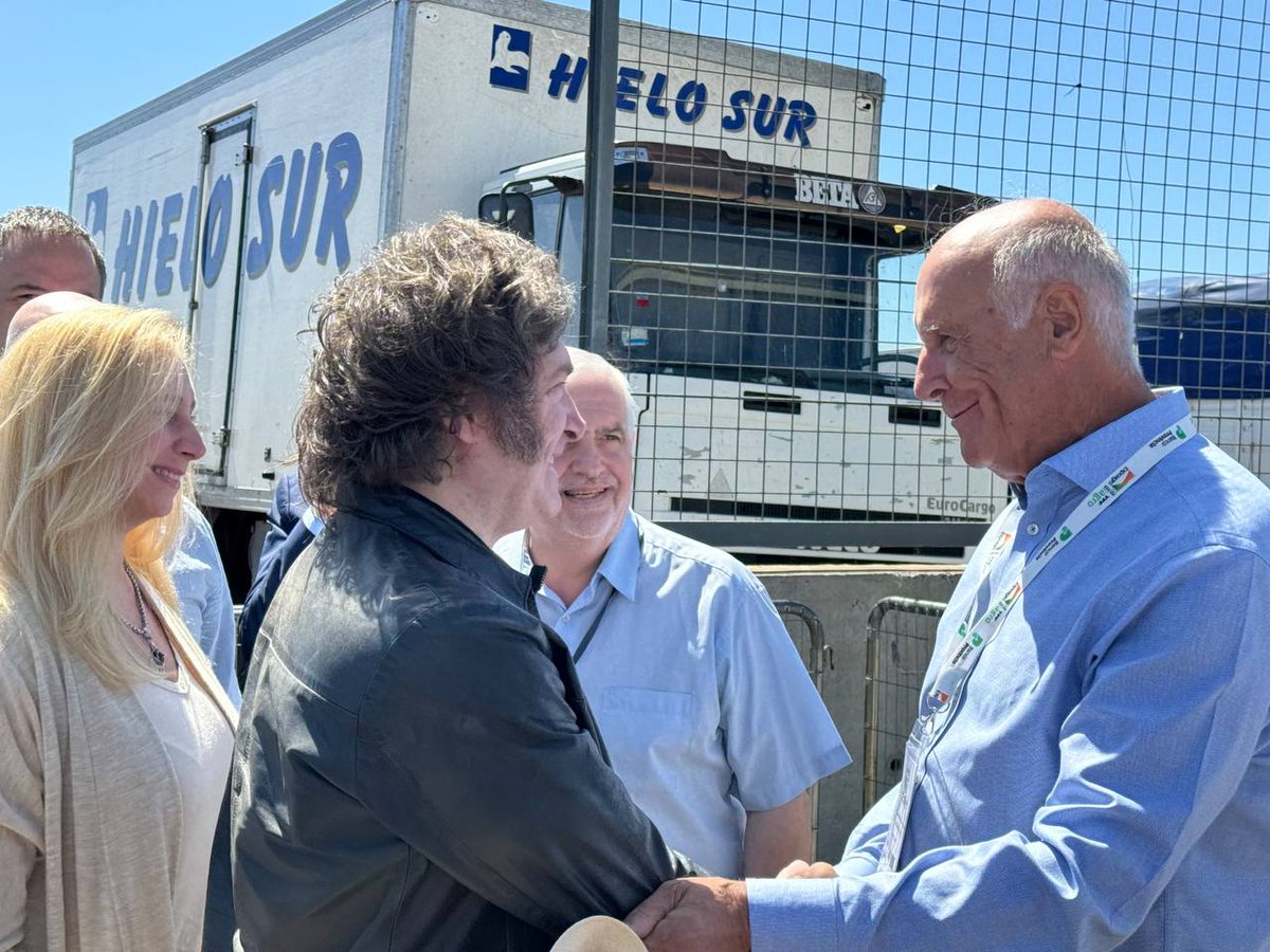 SustentableWeb's tweet photo. El Presidente Javier Milei llegó este mediodía a Expoagro 2024 en el predio ferial y autódromo de San Nicolás, Buenos Aires, acompañado por el diputado nacional José Luis Espert, el ministro del Interior, Guillermo Francos, el secretario de Bioeconomía, Fernando Vilella. https://t.co/10xAOPAfQy