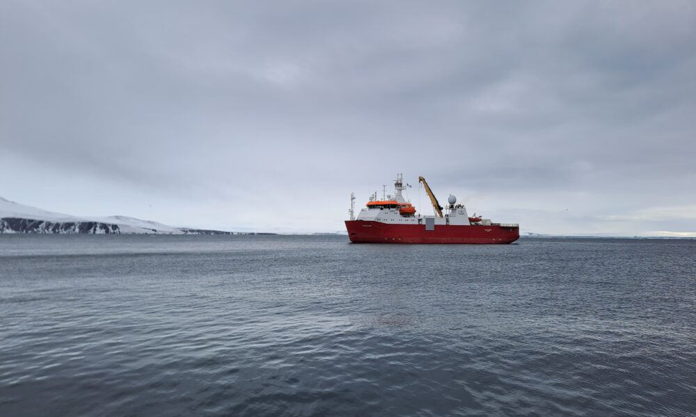 editorpress's tweet image. Antartide, la nave da ricerca italiana Laura Bassi ha concluso la missione di ricerca dlvr.it/T3fC6c