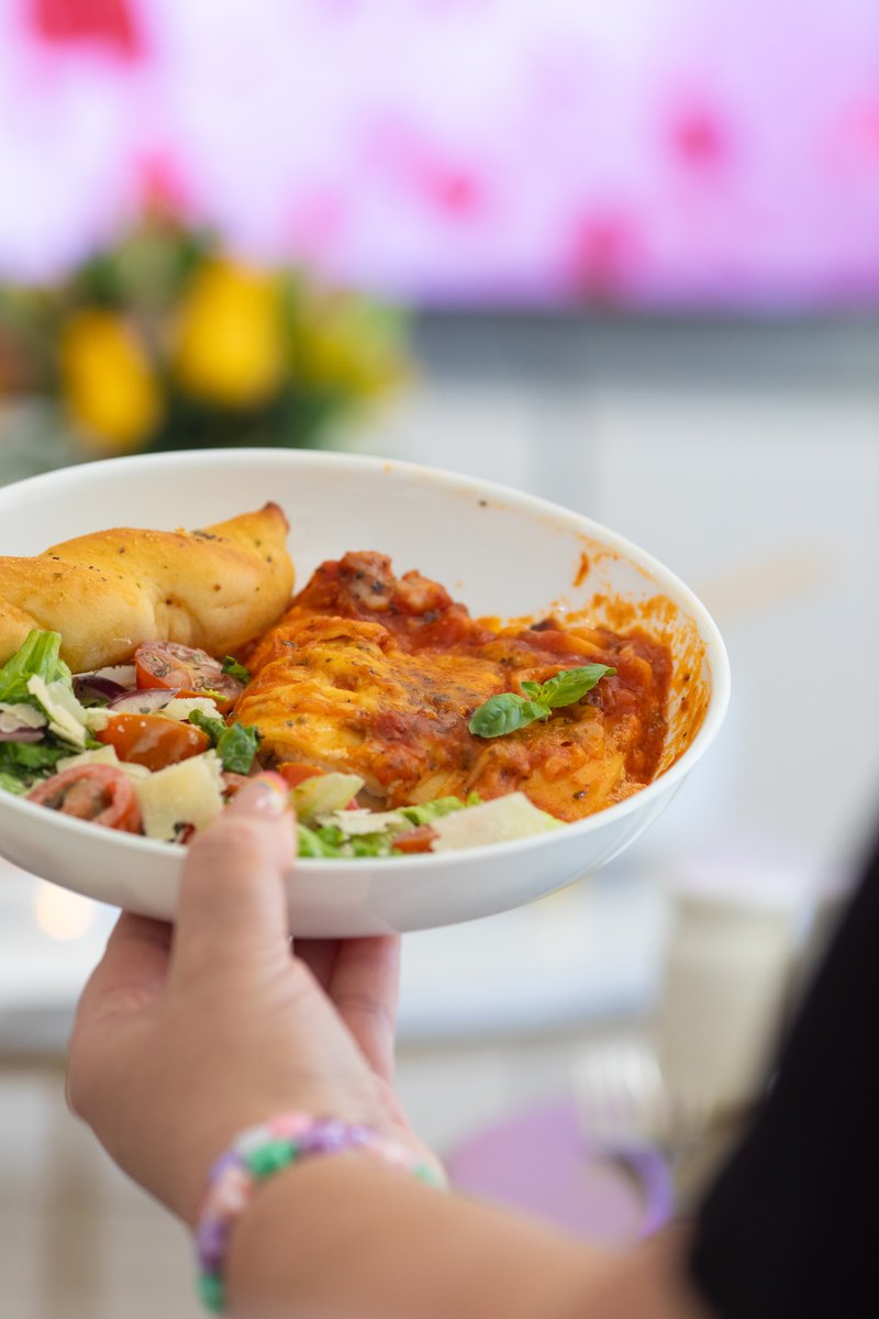 dawnchats's tweet photo. Roll the dice to decide dinner & a movie! π²π½οΈπ½οΈ
See why you should serve up @SimeksFood entrees like their Italiano Lasagna for a delicious meal that tastes homemade every time the die lands on Italian. ππ
Learn more π https://t.co/zNhTGtkudd #ad #simeks #eatgooddogood #FrozenFoodMonth #MFFM2024