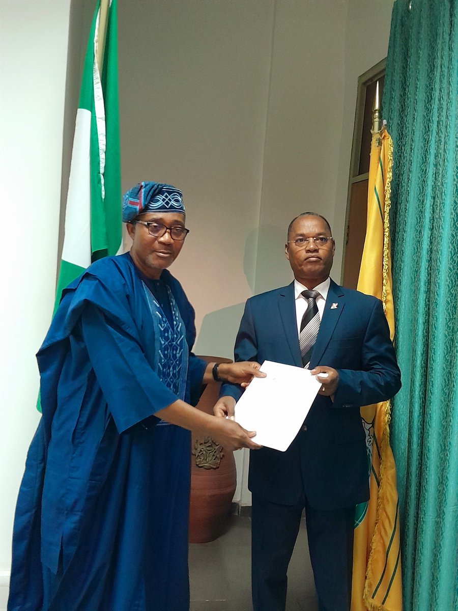 S.E Hon. Amb. Edouard NDUWIMANA <a href="/HonEdouard/">Nduwimana Edouard</a> a présenté les copies figurées l'accréditant comme Ambassadeur Extraordinaire et plénipontiaire du Burundi 🇧🇮 au Nigéria 🇳🇬 au Chef du Protocole Amb. Safiu Olukayode OLANIYAN au Ministère des Affaires Etrangères du Nigeria <a href="/NigeriaMFA/">Ministry of Foreign Affairs, Nigeria 🇳🇬</a>