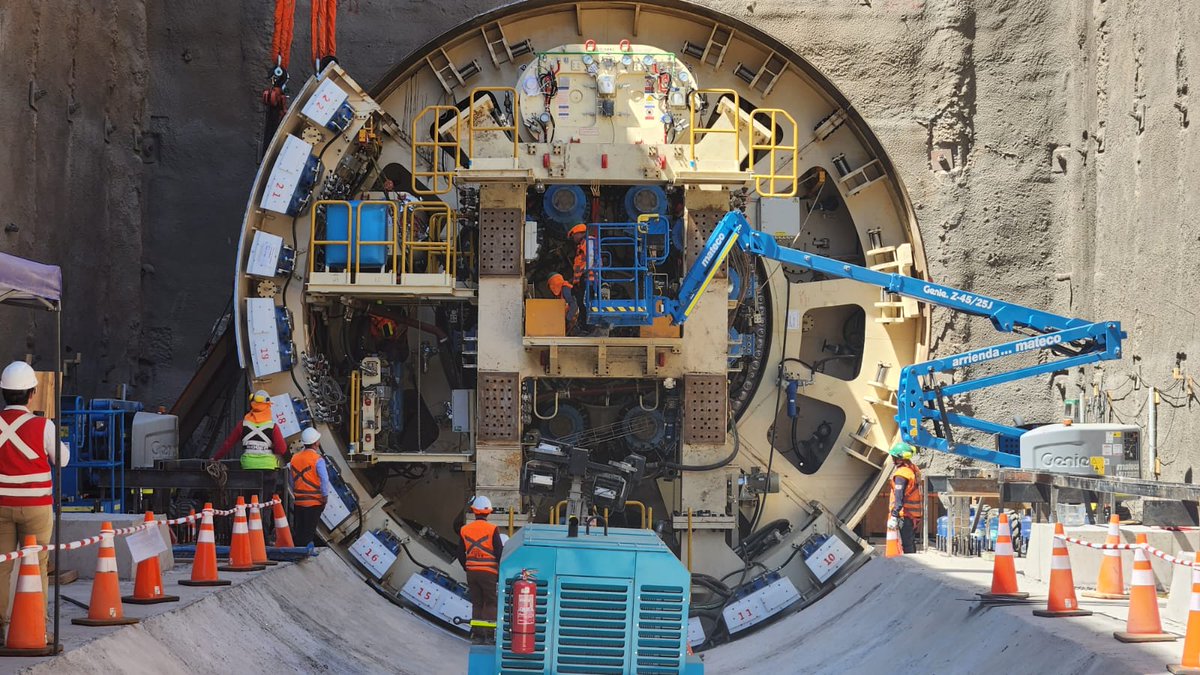 metrodesantiago's tweet photo. Ya que Facebook e Instagram están caídos y sabemos que están por aquí, compartimos fotos de nuestra tuneladora que está siendo ensamblada para la construcción de nuestra línea #L7. https://t.co/HfS4pXQxg3