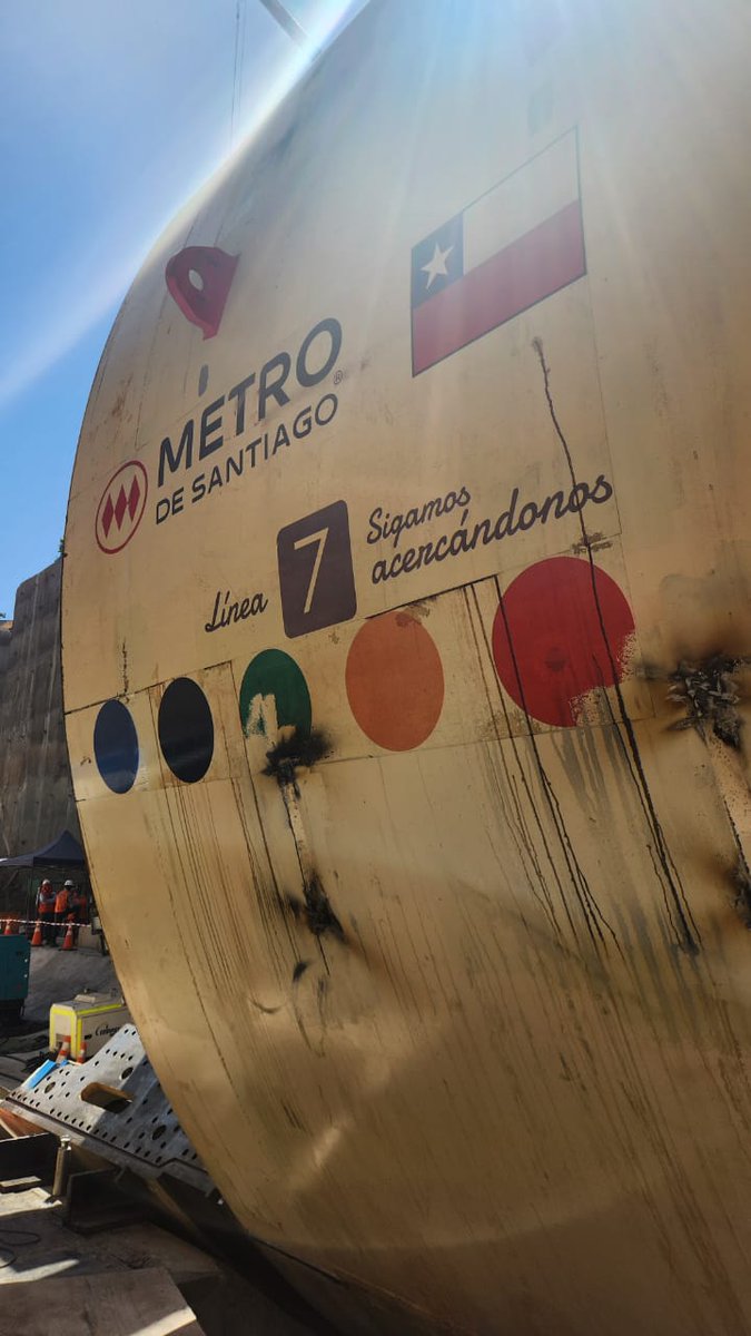 metrodesantiago's tweet photo. Ya que Facebook e Instagram están caídos y sabemos que están por aquí, compartimos fotos de nuestra tuneladora que está siendo ensamblada para la construcción de nuestra línea #L7. https://t.co/HfS4pXQxg3