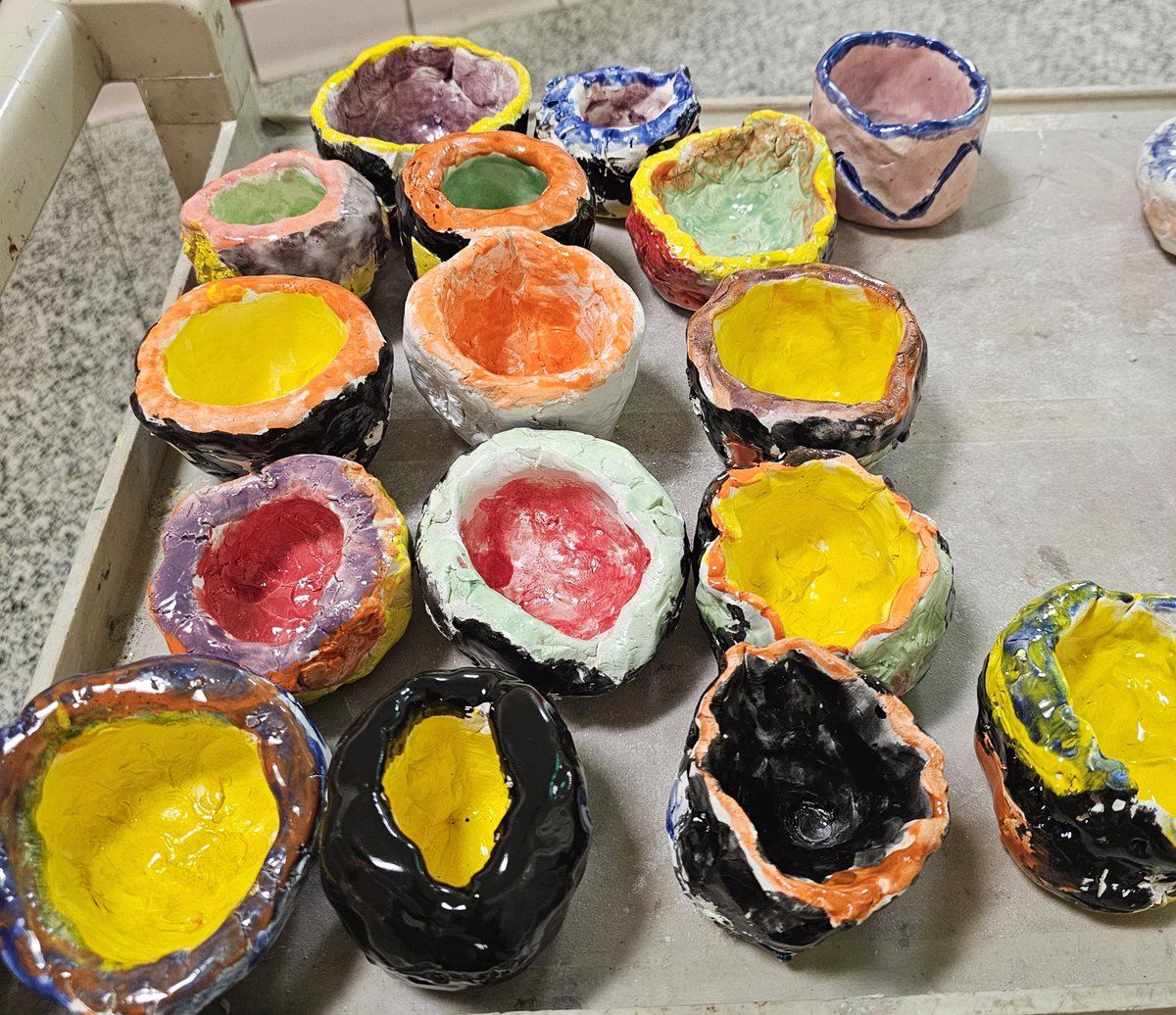 Kindergarten enjoyed exploring forming clay into pots and using the glaze to add colors and patterns. @flesbcps