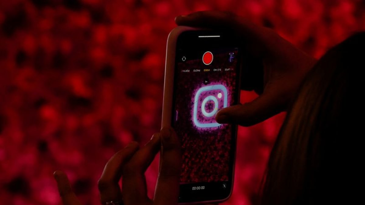 ChannelNewsAsia's tweet image. Meta's Facebook, Instagram down for thousands, Downdetector shows cna.asia/3P8xOdT