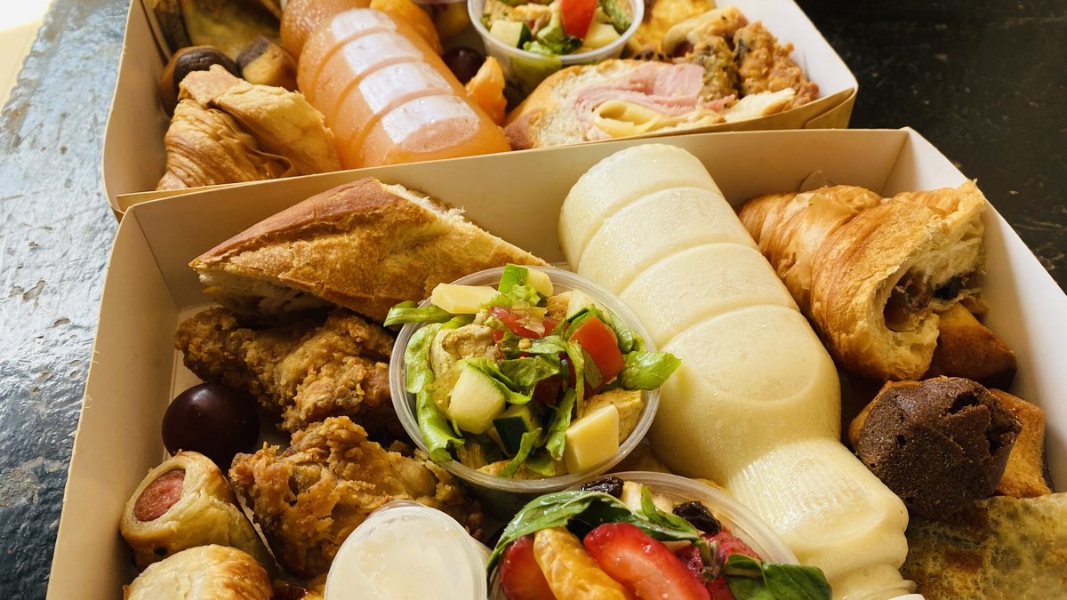 moenagarden's tweet photo. Last week  j’ai commencé des box ready to brunch pour le weekend ! Prix unitaire 10 k 
Une salade de fruits Une salade de légumes , un sandwich roulé de saucisse pizza quiche poulet pané ou beignets de crevettes crêpes petits gâteaux viennoiseries jus +22890853050 #tgtwittos https://t.co/cx0YE0S0Xt