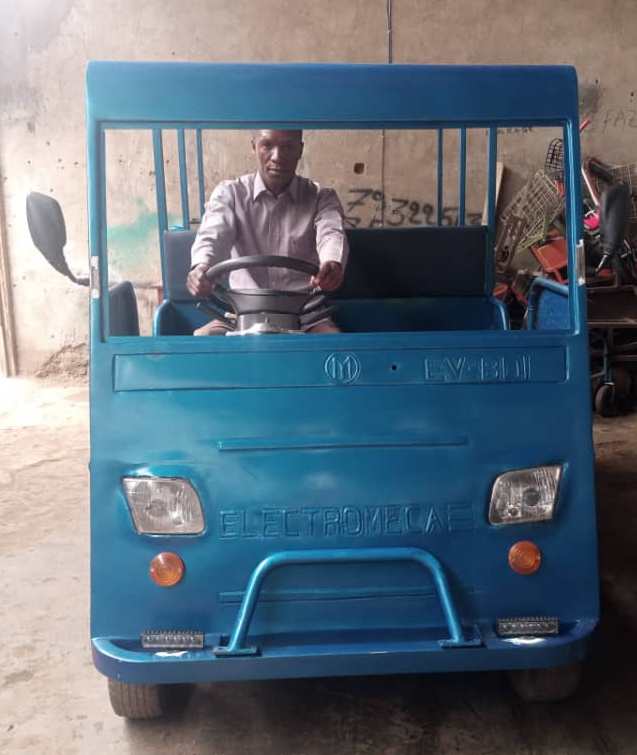 LeRenouveauBdi's tweet photo. Bravo à Yves Mpawenayo, un jeune de la zone #Bwiza en @commune_mukaza, engagé à promouvoir la mobilité électrique au Burundi à travers son entreprise #Electromeca. Il est au point de livrer des véhicules électriques, un moyen de locomotion plus économique que thermique. https://t.co/db8VjYaSTT