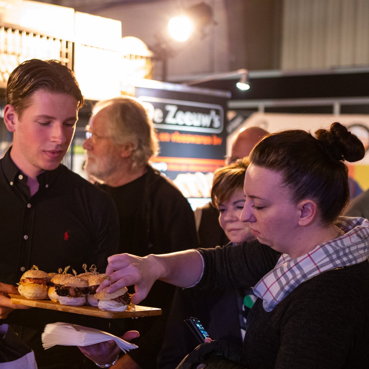 De laatste twee uur van onze gezellige jubileumeditie zijn aangebroken! Vandaag zijn we geopend tot 19:00 uur. Proef en ontdek tijdens Horecabeurs Goes! 😋