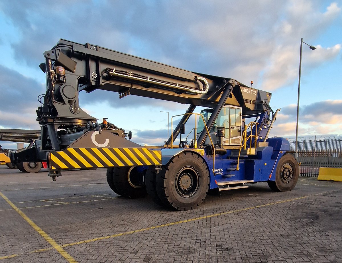 ABP News Release: ABP Port of Hull boosts container handling capability - abports.co.uk/news-and-media… Click the link to see our new Konecrane reach stacker in action at the Port of Hull.

#containers #shipping #KeepingBritainTrading #Hull #Humber #Konecrane #reachstacker