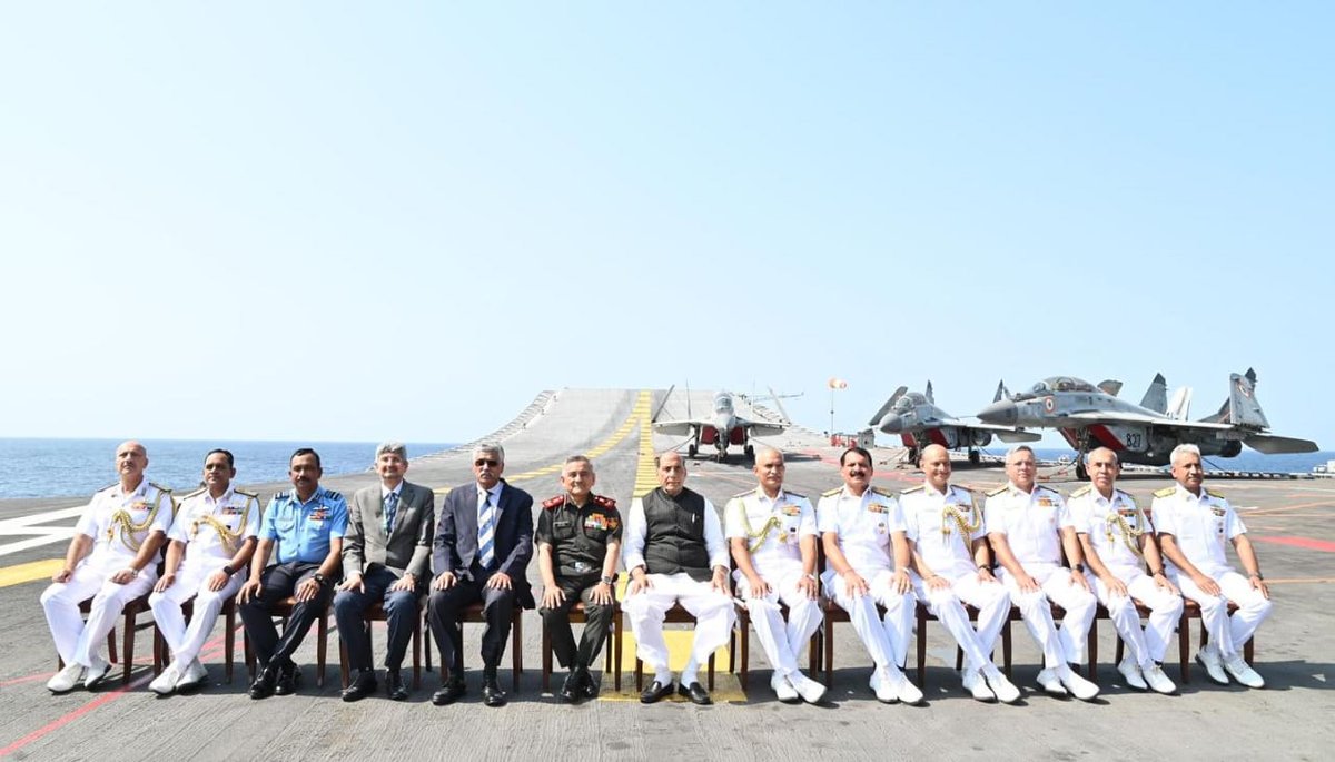 HQ_IDS_India's tweet image. Raksha Mantri, Shri Rajnath Singh alongwith General Anil Chauhan, #CDS witnessed the #OperationalReadiness drills of the Western Fleet onboard  #INSVikramaditya during the Naval Commanders Conference.

#CDS addressed the Naval Commanders &amp;amp; complimented the #IndianNavy for being…