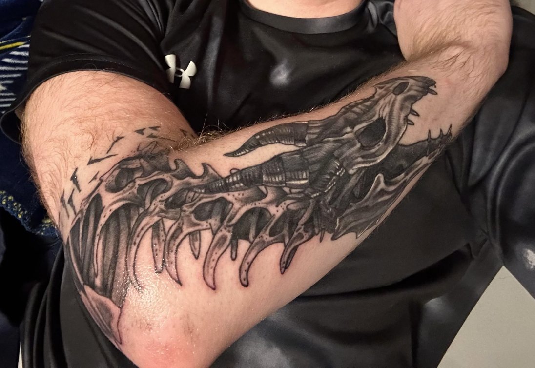 ElderScrolls's tweet image. "Is your armor made of... dragon bones? By the gods, what I wouldn't do for a set of that."

Amazing ink sported by u/TheReaper7613 on Reddit.