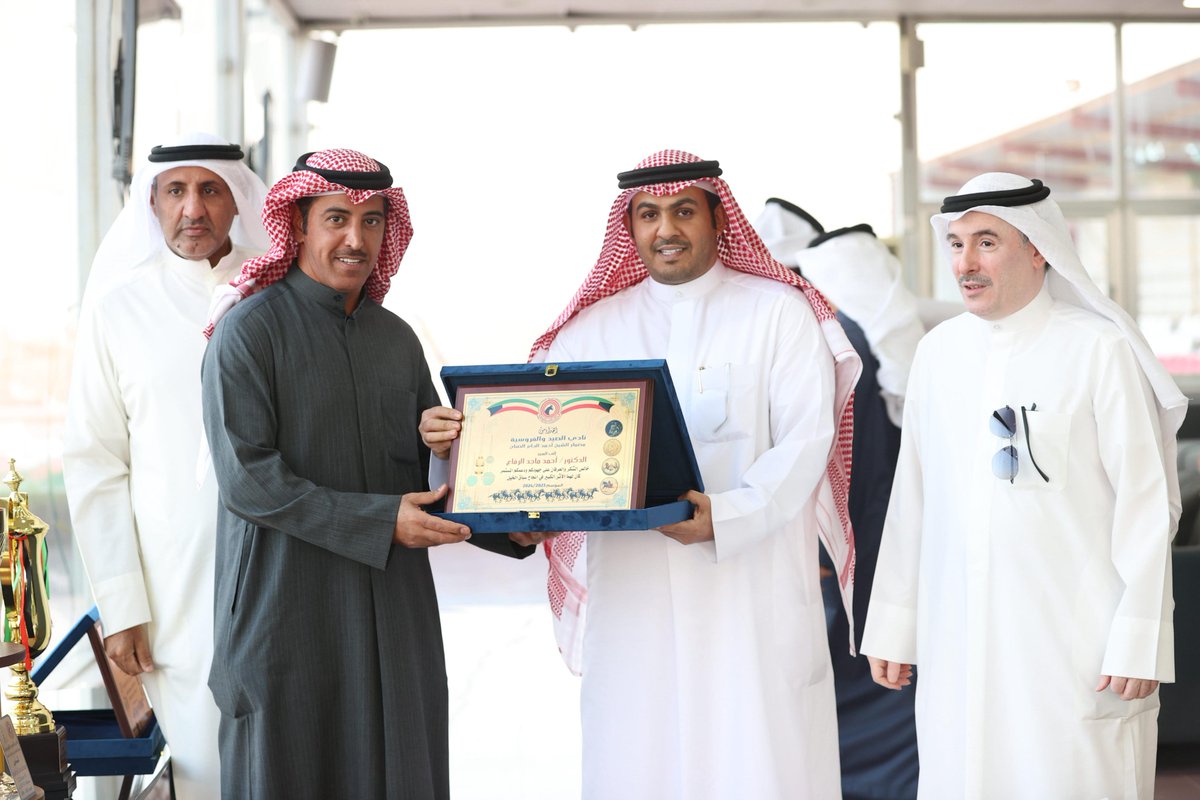 درع تذكاري مقدم من مدير إدارة مضمار الشيخ احمد الجابر الصباح
السيد / عيد سند الوعلان ، للدكتور / احمد ماجد الرفاع