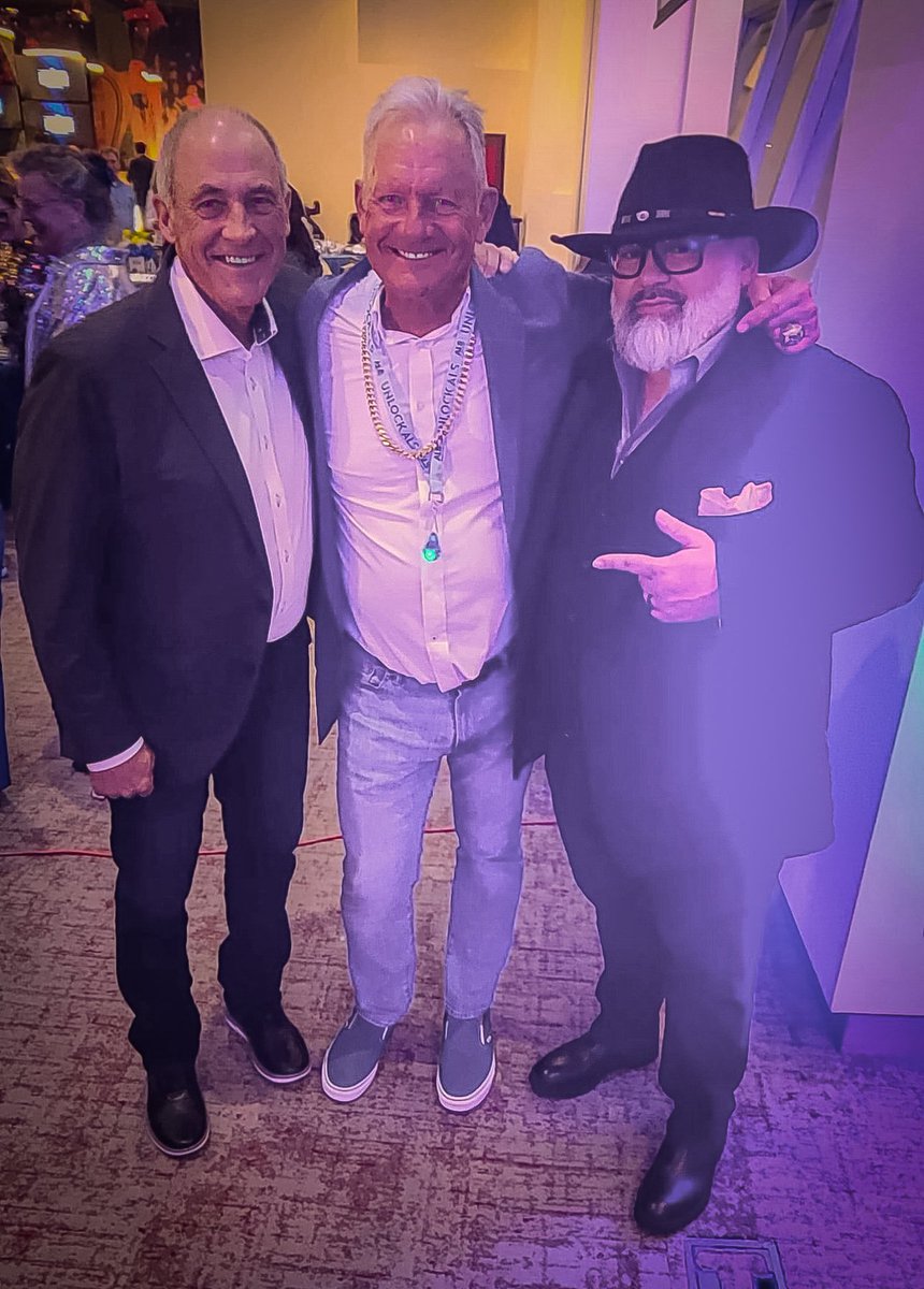 Bod_Foundation's tweet image. Congratulations to @GeorgeHBrett on receiving the ALS Association’s Lifetime Achievement Award this past weekend in Kansas City. George has done so much for charities in the Kansas City community and he was kind enough to sign this bottle for our upcoming raffle benefitting…