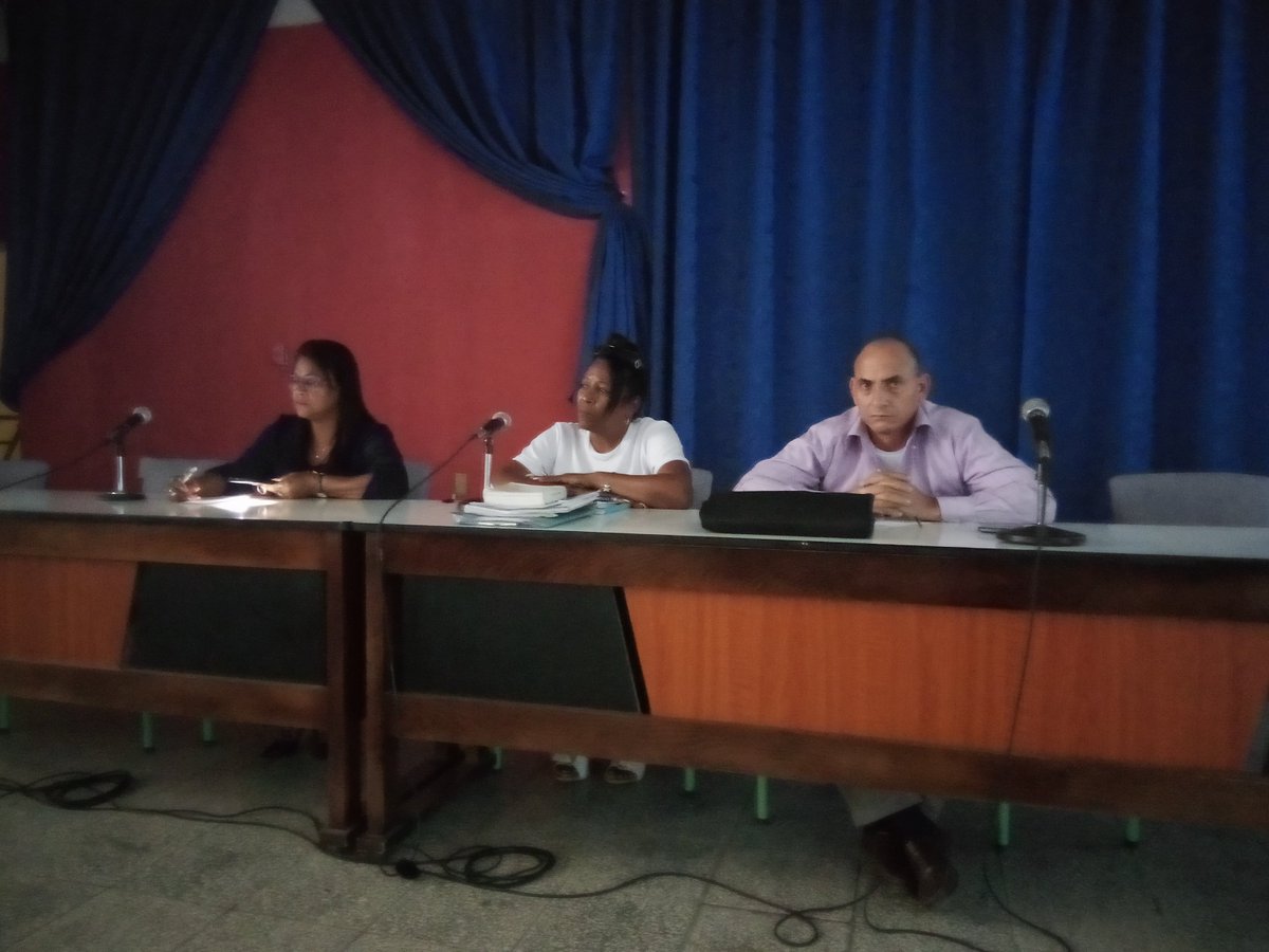 misleydisgo's tweet photo. En desarrollo reunión del Consejo Popular 2, dónde se evalúan las acciones para corregir las distorsiones identificadas en la demarcación, desde las funciones y atribuciones que hoy tienen. #EstaEs https://t.co/FEbznGAXtq