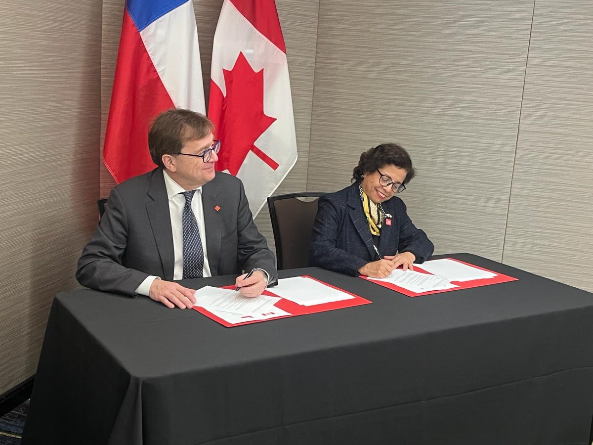 Chile and Canada signed a Memorandum of Understanding to cooperate on Critical Minerals and Sustainable Development of Minerals and Metals. 🇨🇱🤝🇨🇦⁦@MinMineria_cl⁩ ⁦@NRCan⁩ ⁦@ChileMFA⁩ ⁦⁦@GAC_Corporate⁩ ⁦@CanEmbChile⁩ ⁦⁩ #PDAC2024