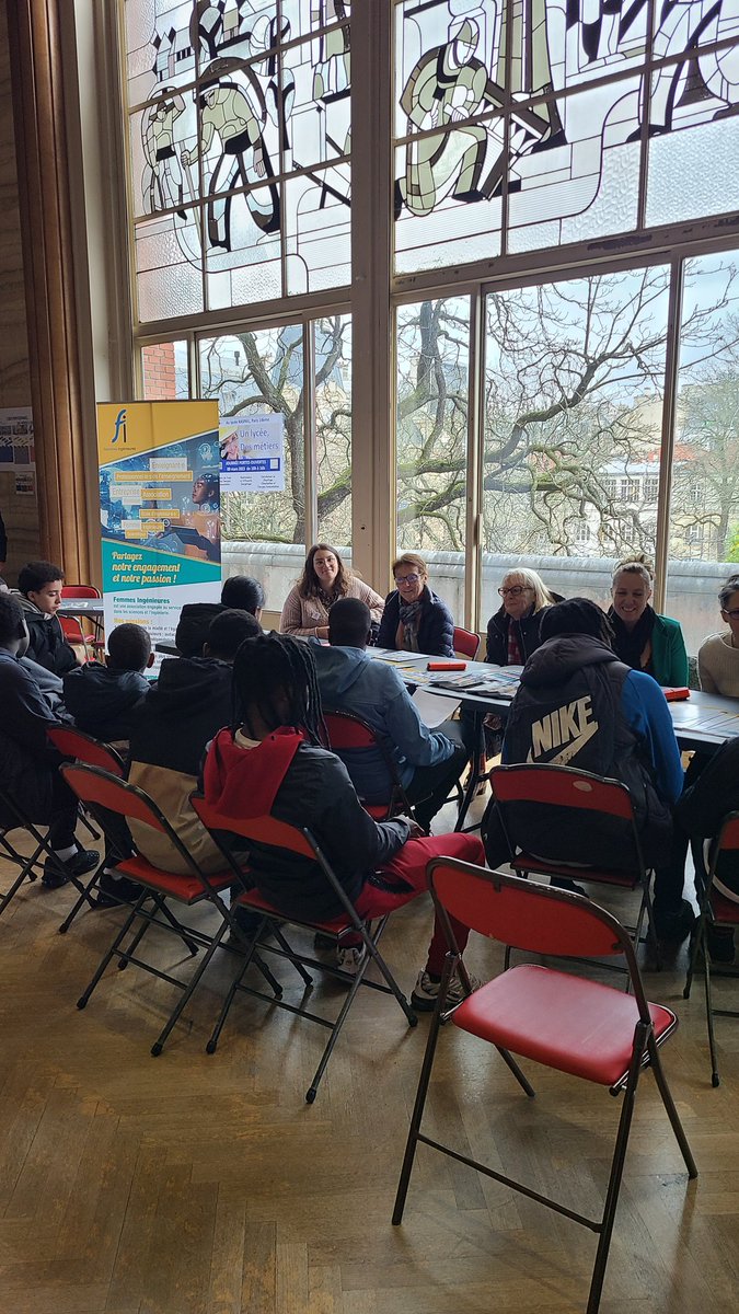 FORUM DES METIERS EN TENSION : 700 collégiens participants de tout Paris pour découvrir des Métiers qui n'attirent pas toujours, notamment par méconnaissance. Un vrai succès de ce large speedmeeting productif ou les élèves ne s'ennuient pas !!! France 2030 est l'objectif !
