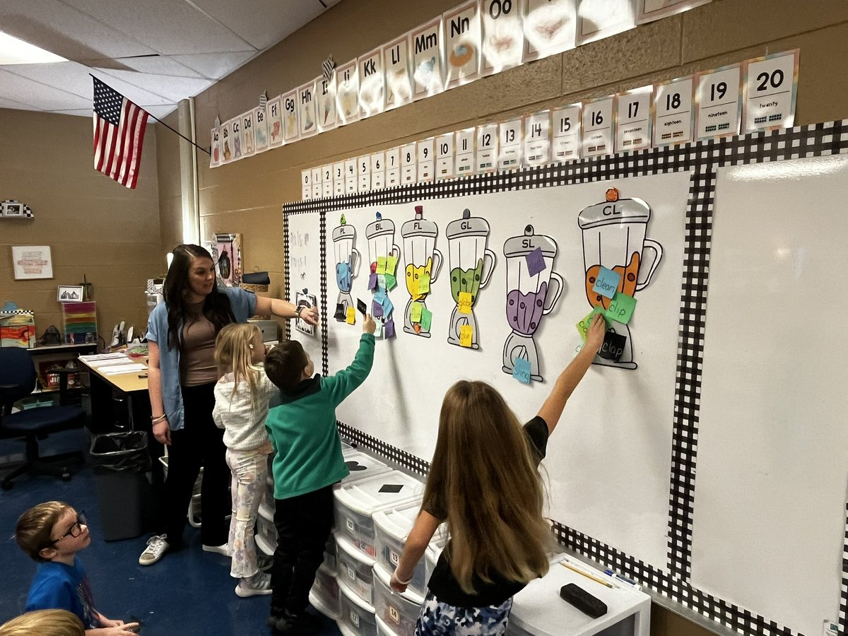 MsMahaffeyK's tweet photo. We sorted Post-it notes today with @MrsBraunsBunch to practice our blends. It was super cool to get your own sticky note. #iteachk #mcebears https://t.co/mTHWOEJBWj