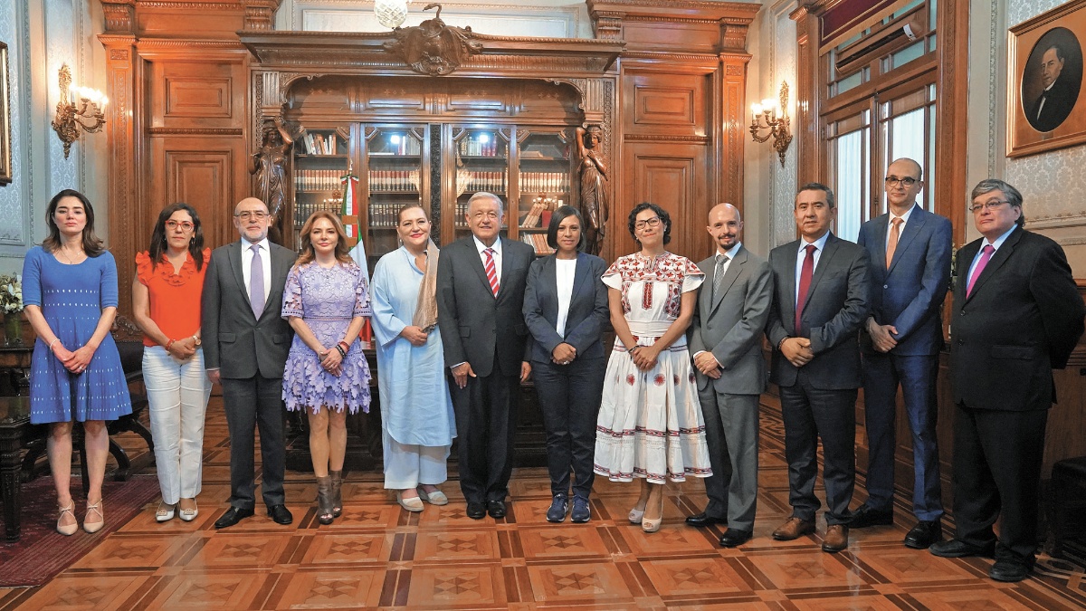 Inteligente001's tweet photo. Si el hecho de que Guadalupe Taddei Zavala presida el INE te da lo mismo, te invito a que conozcas los vínculos familiares que tiene con el partido en el poder y el riesgo que entraña,

Jorge Luis Taddei Bringas (primo) es coordinador estatal de Programas Sociales del Gobierno federal, “superdelegado” en Sonora,

Pablo Daniel Taddei Arriola (tía) es director de Litio Mx,

Ivana Celeste Taddei Arriola (sobrina) es diputada local de Morena en Sonora,

Álvaro Bracamonte Sierra (cuñado de Jorge Taddei, primo) es secretario técnico del Consejo Nacional de MORENA y

Luis Rogelio Piñeda Taddei (sobrino) es el director del Centro de Investigaciones del Congreso de Sonora.

Ahora entiendes por qué la presencia de Guadalupe en el INE es una amenaza para nuestro voto?

Cuando tomó protesta lo hizo con el brazo izquierdo y debe de ser con el derecho.

Por qué se reunió con Andrés?

Entiendes que no van a respetar nuestra decisión?