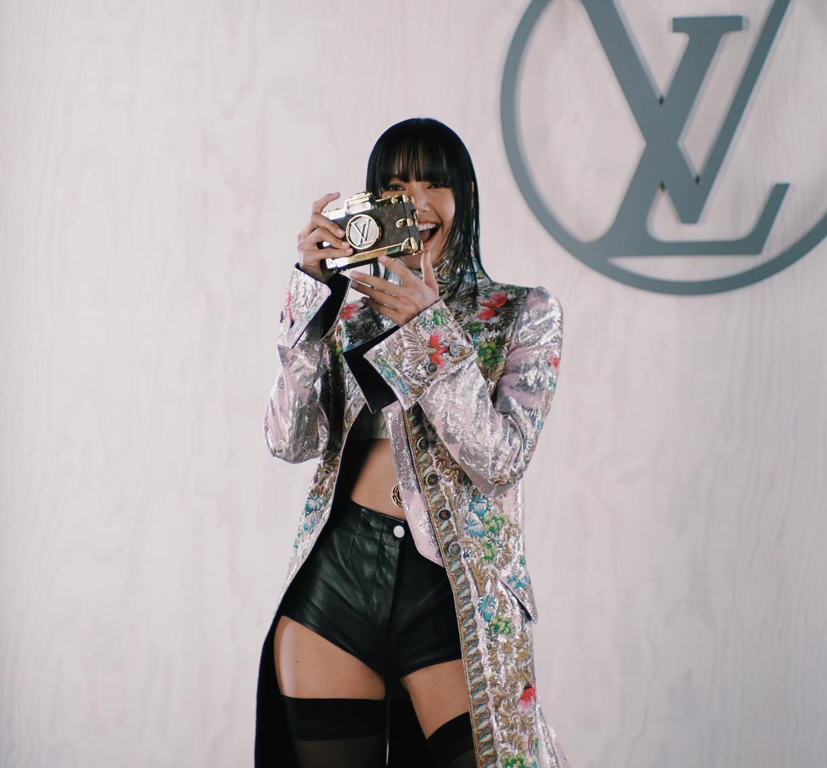 blackpinkbabo's tweet photo. LISA AT LOUIS VUITTON PFW 💛 https://t.co/fV2x4SPQA8