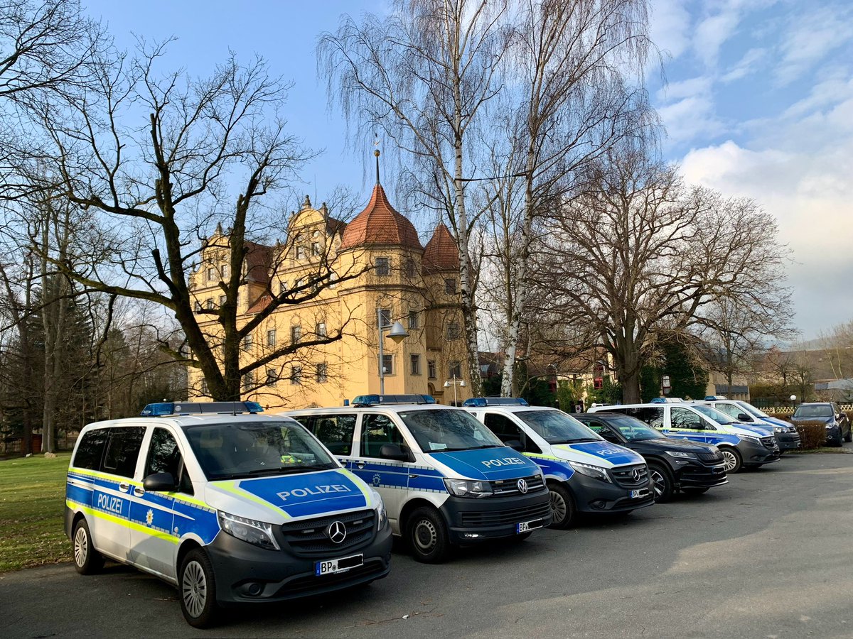 Nicht erschrecken! Nur ein Schnappschuss von der Frühjahrskonferenz des V-Leute-Stammtischs Ostsachsen diesmal in der Nähe von Zittau, wie immer bei den großen Geheimtreffen mit getarnten Fahrzeugen - nur falls du mal unserer Kolonne begegnest.
#Priebshow #Satire