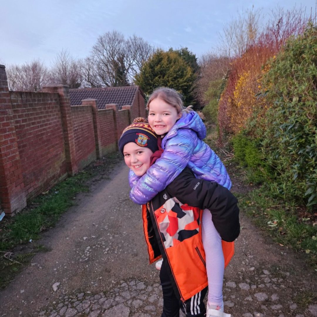 H84Caz's tweet photo. @SMagdalens A lovely little walk this evening, 2.05miles to add too the Big Lent Walk total. James and Sophie particularly enjoyed having torches once it got dark #Biglentwalk https://t.co/00TYnB0g2v