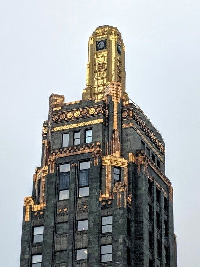 The Carbide & Carbon building stands as a true masterpiece of Art Deco architecture, boasting intricate geometric patterns and luxurious materials that define the era. #ArtDeco #ChicagoArchitecture #HistoricLandmark #ArchitecturalGem #RoaringTwenties #DesignEnthusiasts #JazzAge