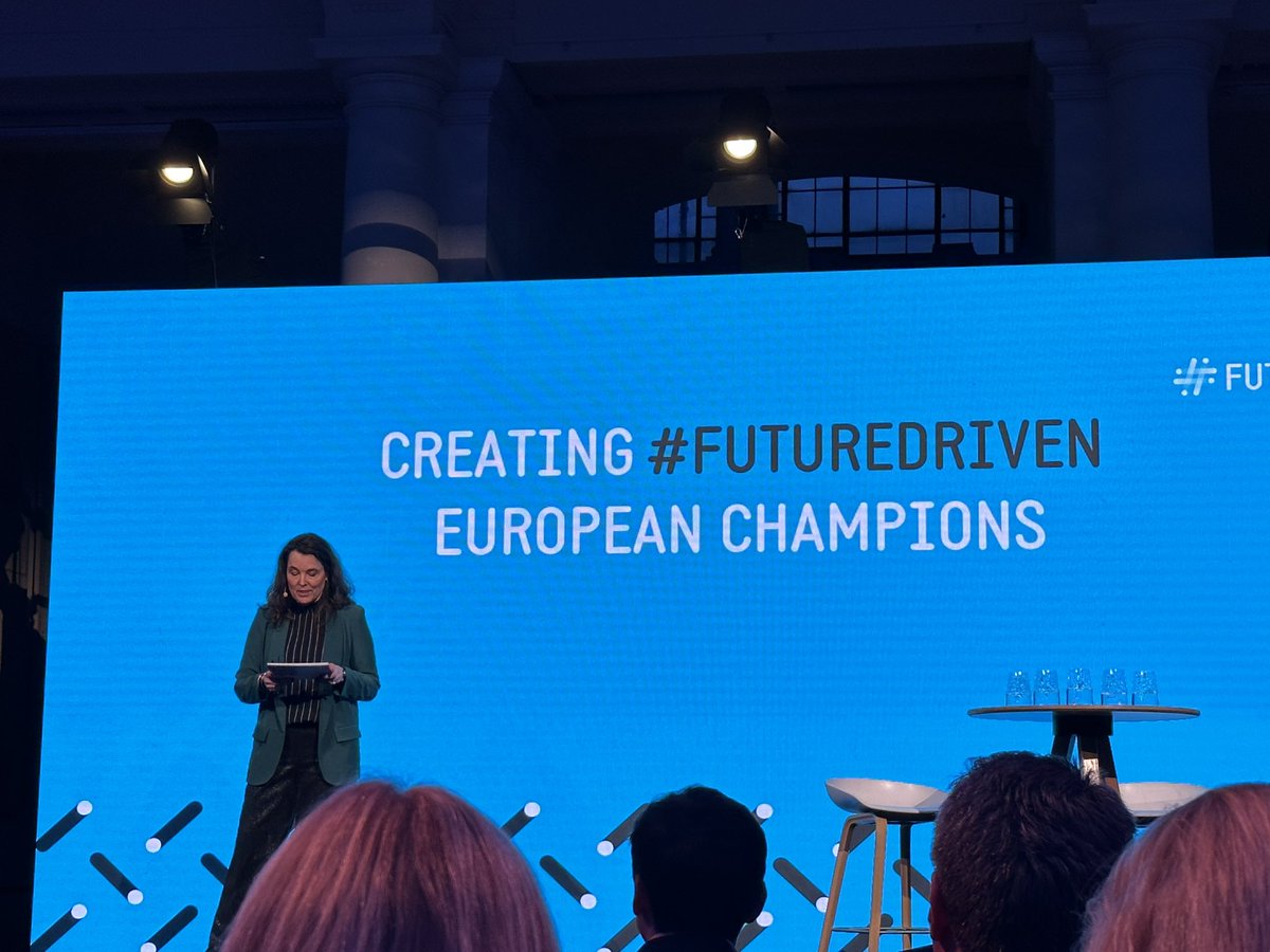 BernardLycke's tweet photo. @ACEA held its annual reception this evening at Cinquantenaire in Brussels. 
A good opportunity to discuss with colleagues. 
@CECRA was present with several members: https://t.co/JJbztdaGES