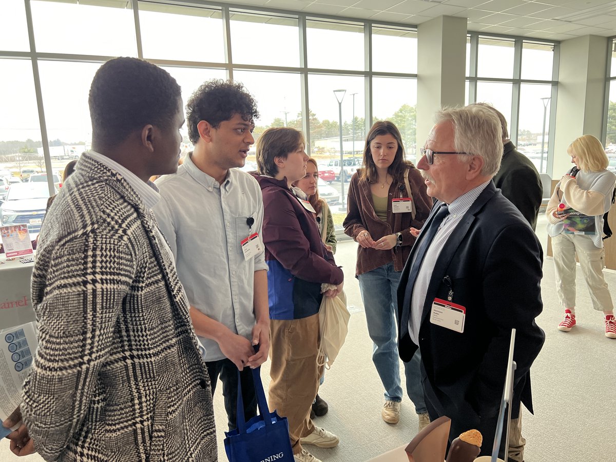 Talking kidneys:  @MDIBL CEO and Principle Investigator Hermann Haller chats with visitors at today's succesfull 
Bio ME Career Expo on the @IDEXX campus.