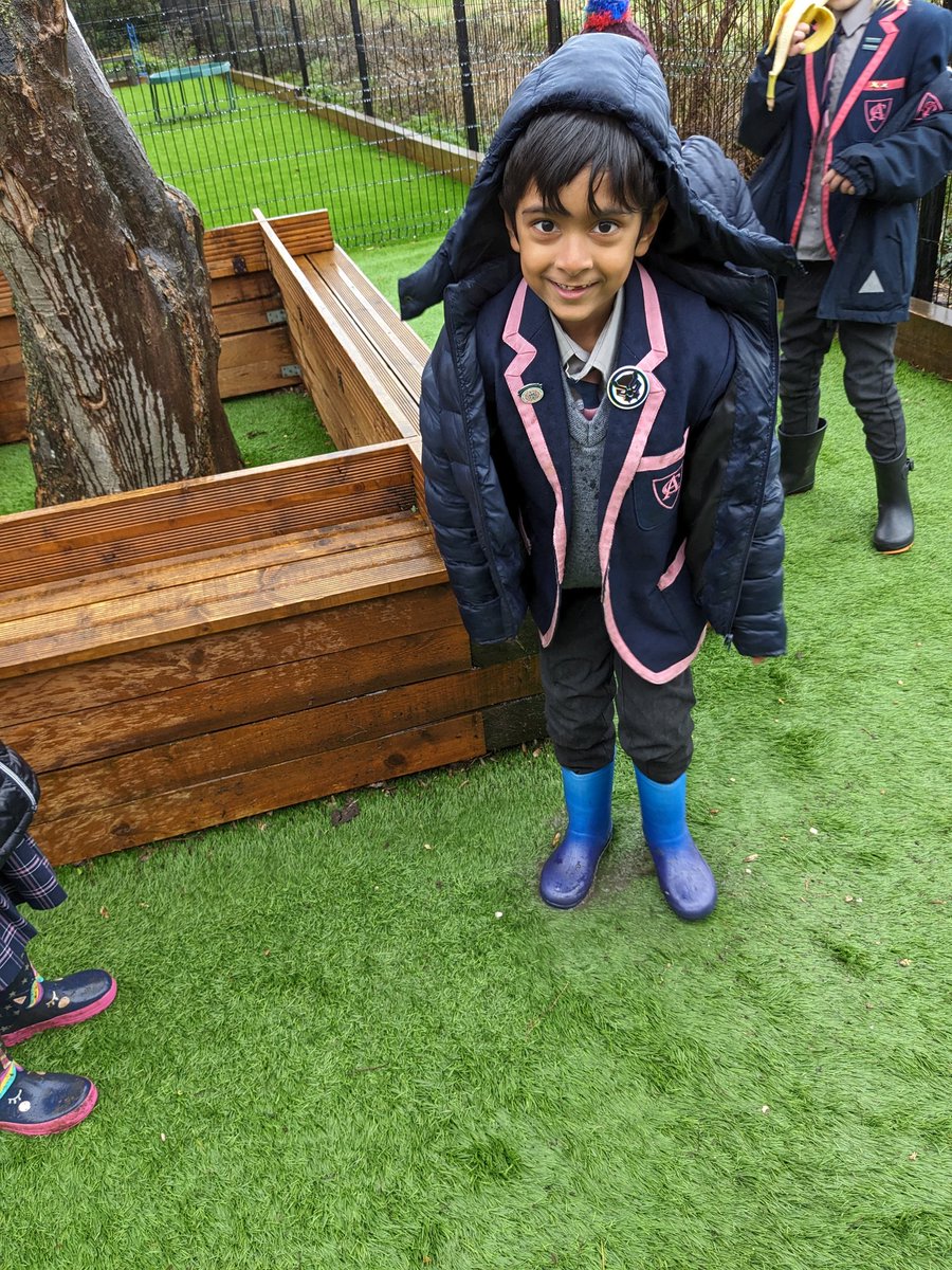 AlleynCourtClub's tweet image. #puddlejumping #fun #schoolbreaktime