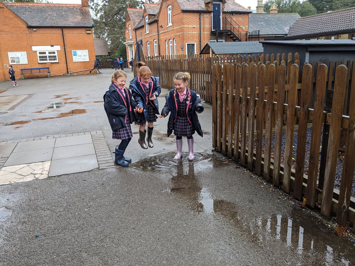 AlleynCourtClub's tweet image. #puddlejumping #fun #schoolbreaktime