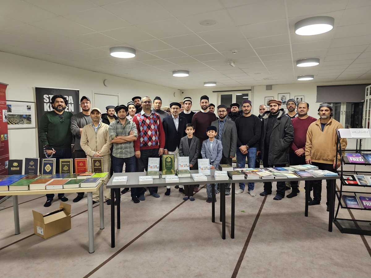 AhmadiyyaSWE's tweet photo. Idag anordnades eventet Vägen till Fred i Mahmoodmoskén. Bland gästerna återfanns en rad representanter från Malmö stad kommun och föreningsliv. Dagens Nyheter och P4 Malmöhus bevakade eventet. Det blev en fin kväll för freden. 
#vägentillfred #voicesforpeace #malmö https://t.co/4yTlEzWVat