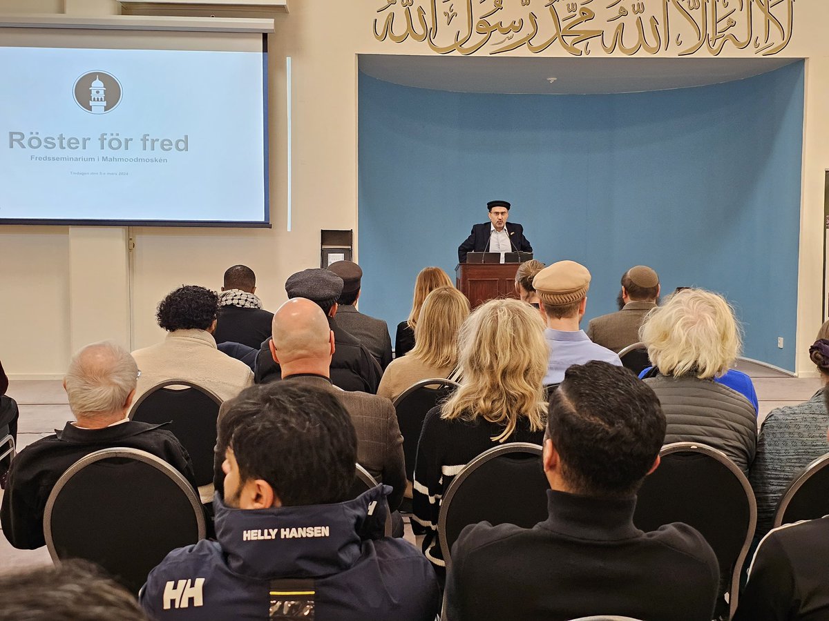 AhmadiyyaSWE's tweet photo. Idag anordnades eventet Vägen till Fred i Mahmoodmoskén. Bland gästerna återfanns en rad representanter från Malmö stad kommun och föreningsliv. Dagens Nyheter och P4 Malmöhus bevakade eventet. Det blev en fin kväll för freden. 
#vägentillfred #voicesforpeace #malmö https://t.co/4yTlEzWVat