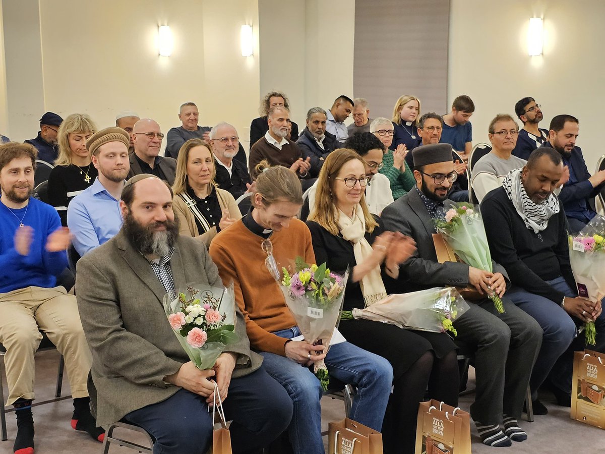 AhmadiyyaSWE's tweet photo. Idag anordnades eventet Vägen till Fred i Mahmoodmoskén. Bland gästerna återfanns en rad representanter från Malmö stad kommun och föreningsliv. Dagens Nyheter och P4 Malmöhus bevakade eventet. Det blev en fin kväll för freden. 
#vägentillfred #voicesforpeace #malmö https://t.co/4yTlEzWVat