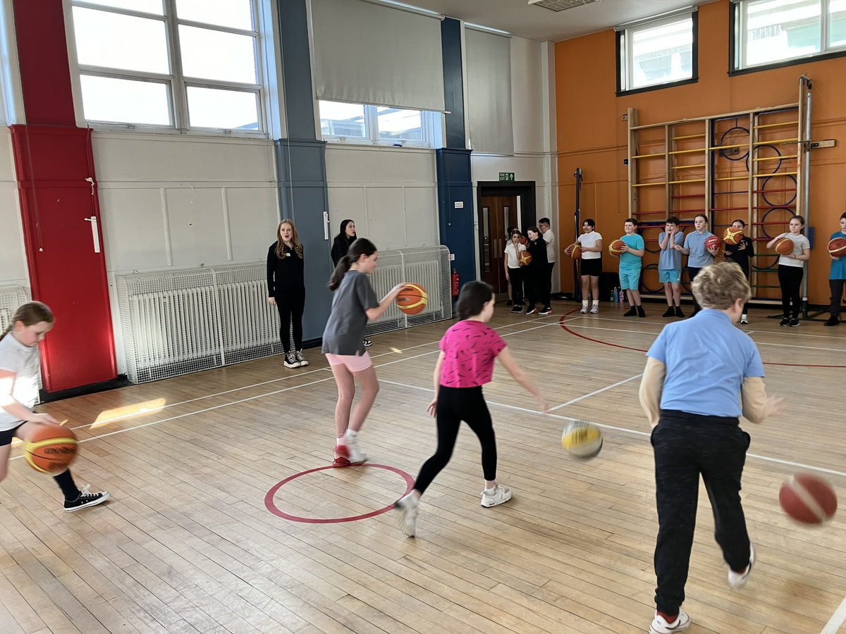 A brilliant morning at @HillingtonPS watching our wonderful Sports Leaders deliver their session - including 2 former Hillington pupils 💫💜💚🏀 @RosshallAcademy