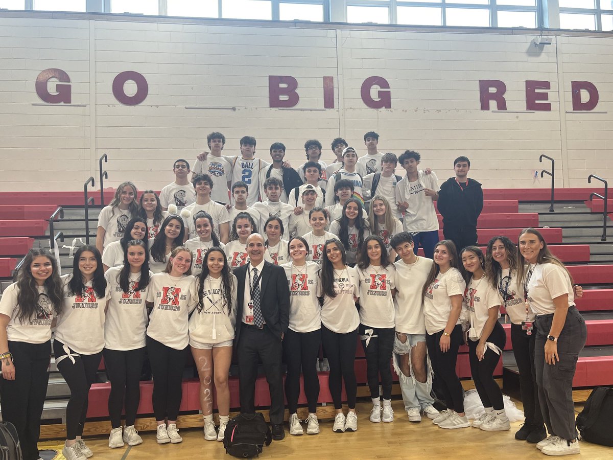 Fun afternoon with the Class of 2025 at Battle of the Classes!! Great to see students and teachers joining together ⁦<a href="/mineolahs/">Mineola High School</a>⁩ ⁦<a href="/MineolaUFSD/">Mineola UFSD</a>⁩ #MineolaProud