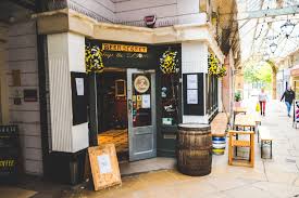 Wondering if <a href="/MrEdByrne/">Ed Byrne</a> will be trying a pre show pint at <a href="/TapandBottles/">Tap and Bottles</a> in #Southport this Thursday? He really should you know!