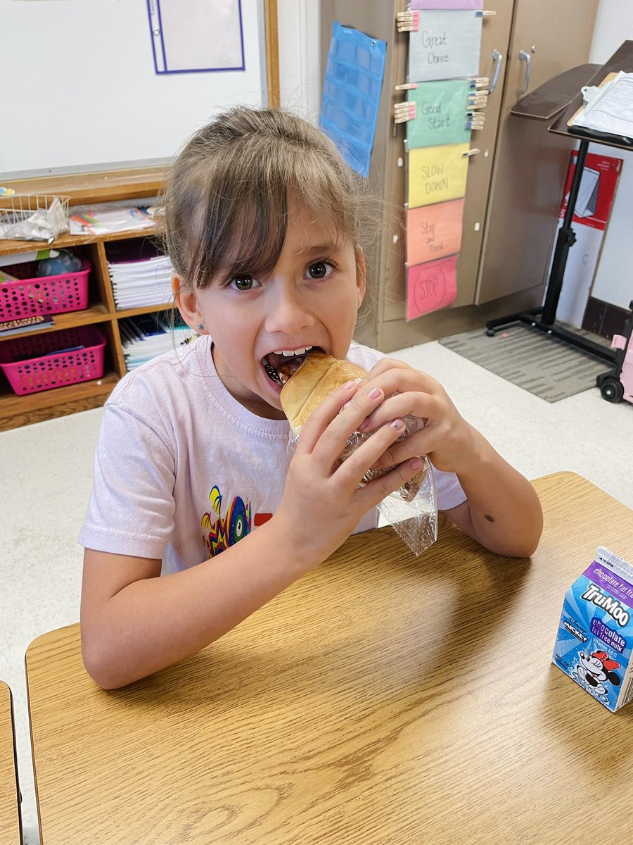 gisdnutrition's tweet photo. 🏄 Happy Hang Ten Tuesday of #NationalSchoolBreakfastWeek!
#NSBW24 #hamcroissant #hothoneychicken #chilaquiles #freshprep #breakfastbuds #schoolbreakfast https://t.co/iQXTYtmDzX