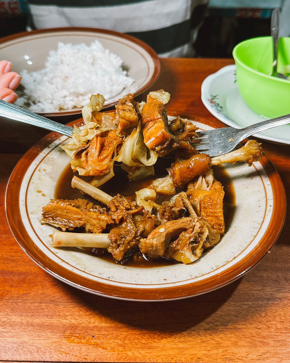 tumbarmericaa's tweet photo. Menutup malam tanpa instragam dan febsuk di warung Bakmi Jawa yg lagi naik daun baratnya Museum Monjali… Konon, yg masak di sini racikannya serupa sama warung Bakmi Jawa legend sekitaran situ juga

Jujur kalo ricanya aku ga seberapa bisa nilai karena bukan penggemar rica, untuk nasi godognya aku cukup cocok sih, manis gurih, trus tiati kalo di sini ngasih cabenya buanyak pool 😅 oiya nasi sama krupuk free flow 📍Paijo Cenat Cenut, Yk