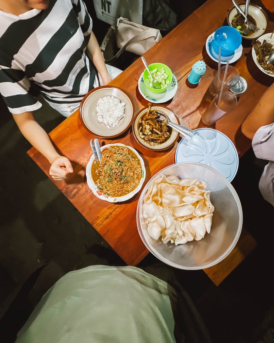 tumbarmericaa's tweet photo. Menutup malam tanpa instragam dan febsuk di warung Bakmi Jawa yg lagi naik daun baratnya Museum Monjali… Konon, yg masak di sini racikannya serupa sama warung Bakmi Jawa legend sekitaran situ juga

Jujur kalo ricanya aku ga seberapa bisa nilai karena bukan penggemar rica, untuk nasi godognya aku cukup cocok sih, manis gurih, trus tiati kalo di sini ngasih cabenya buanyak pool 😅 oiya nasi sama krupuk free flow 📍Paijo Cenat Cenut, Yk