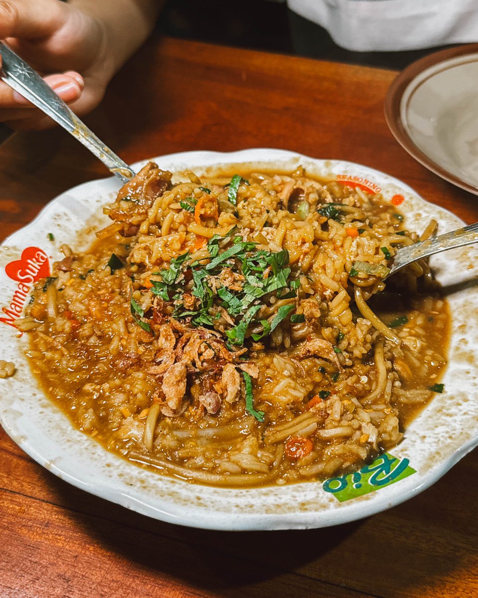 tumbarmericaa's tweet photo. Menutup malam tanpa instragam dan febsuk di warung Bakmi Jawa yg lagi naik daun baratnya Museum Monjali… Konon, yg masak di sini racikannya serupa sama warung Bakmi Jawa legend sekitaran situ juga

Jujur kalo ricanya aku ga seberapa bisa nilai karena bukan penggemar rica, untuk nasi godognya aku cukup cocok sih, manis gurih, trus tiati kalo di sini ngasih cabenya buanyak pool 😅 oiya nasi sama krupuk free flow 📍Paijo Cenat Cenut, Yk