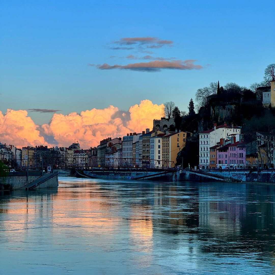 Quand la Saône devient une toile vivante 🎨 📸 @l_maxime #lyon #onlylyon #visitlyon