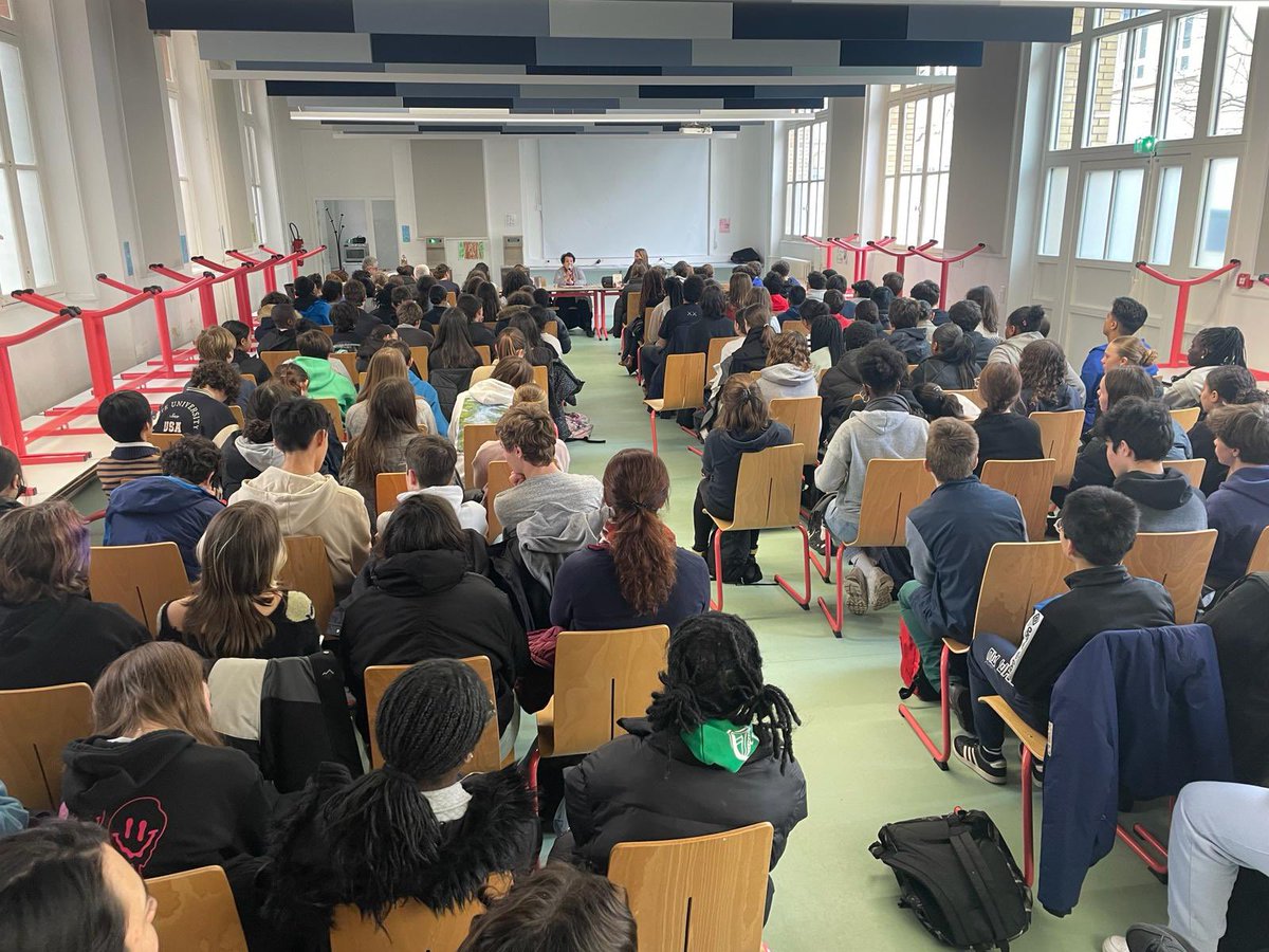 CSGuedj's tweet image. Quel honneur d’avoir reçu Sylvie Benilouz au collège Courteline @CollgeCourteli1 
Elle a témoigné devant les 145 élèves de 3emes de son enfance d’enfant cachée. Pour que la mémoire se transmette, pour ne jamais oublier.
@Shoah_Memorial 
@Academie_Paris