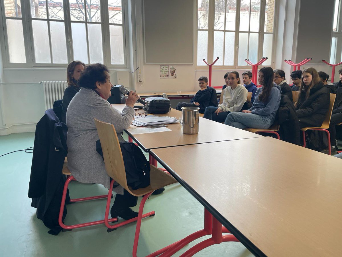 CSGuedj's tweet image. Quel honneur d’avoir reçu Sylvie Benilouz au collège Courteline @CollgeCourteli1 
Elle a témoigné devant les 145 élèves de 3emes de son enfance d’enfant cachée. Pour que la mémoire se transmette, pour ne jamais oublier.
@Shoah_Memorial 
@Academie_Paris